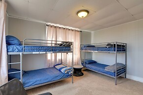 3 Mi to Dtwn Galveston: Beautiful Apt w/ Deck!