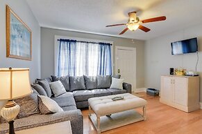 3 Mi to Dtwn Galveston: Beautiful Apt w/ Deck!