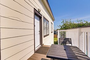 3 Mi to Dtwn Galveston: Beautiful Apt w/ Deck!