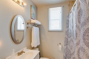 3 Mi to Dtwn Galveston: Beautiful Apt w/ Deck!