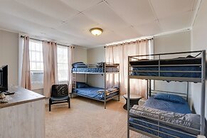 3 Mi to Dtwn Galveston: Beautiful Apt w/ Deck!