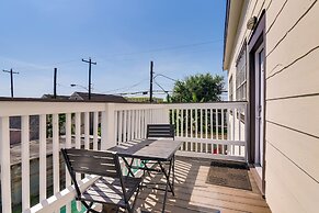 3 Mi to Dtwn Galveston: Beautiful Apt w/ Deck!