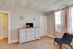 3 Mi to Dtwn Galveston: Beautiful Apt w/ Deck!