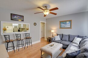 3 Mi to Dtwn Galveston: Beautiful Apt w/ Deck!