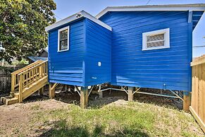 Blue Dolphin' Cottage: Walk to Galveston Seawall!