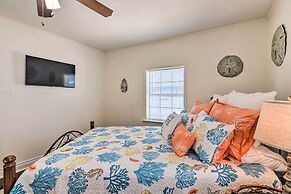 Blue Dolphin' Cottage: Walk to Galveston Seawall!