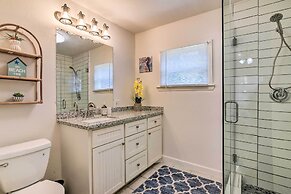 Blue Dolphin' Cottage: Walk to Galveston Seawall!