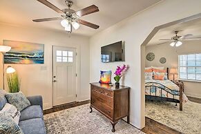 Blue Dolphin' Cottage: Walk to Galveston Seawall!