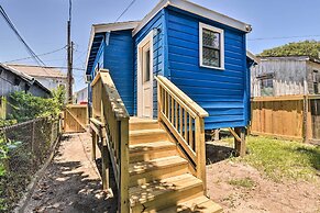 Blue Dolphin' Cottage: Walk to Galveston Seawall!