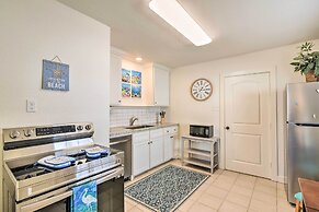 Blue Dolphin' Cottage: Walk to Galveston Seawall!