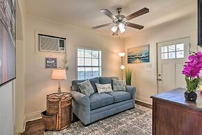 Blue Dolphin' Cottage: Walk to Galveston Seawall!