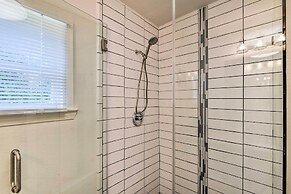 Blue Dolphin' Cottage: Walk to Galveston Seawall!