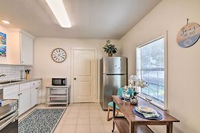 Blue Dolphin' Cottage: Walk to Galveston Seawall!