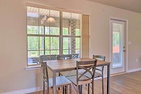 Sunny Coastal Getaway 5 Mi to Navarre Beach!