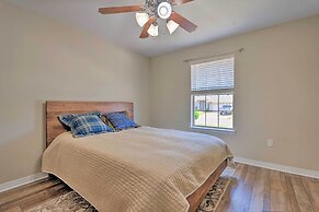 Sunny Coastal Getaway 5 Mi to Navarre Beach!