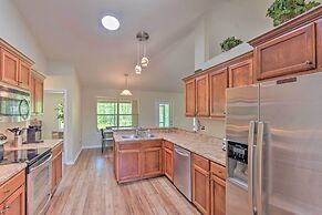 Sunny Coastal Getaway 5 Mi to Navarre Beach!