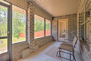 Sunny Coastal Getaway 5 Mi to Navarre Beach!