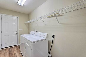 Sunny Coastal Getaway 5 Mi to Navarre Beach!