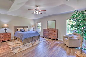 Sunny Coastal Getaway 5 Mi to Navarre Beach!