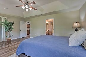 Sunny Coastal Getaway 5 Mi to Navarre Beach!