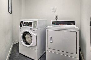 Hollywood Resort Retreat: Pool & Beach Access