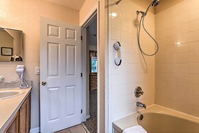 Townhome w/ Resort Amenities in Davenport!