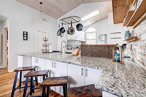 Kissimmee Retreat w/ Private Basketball Court!