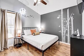 Kissimmee Retreat w/ Private Basketball Court!