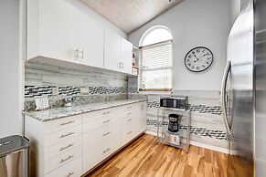 Kissimmee Retreat w/ Private Basketball Court!