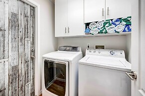 Kissimmee Retreat w/ Private Basketball Court!