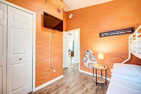 Kissimmee Retreat w/ Private Basketball Court!