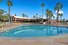 Palm Springs Contemporary Condo w/ Community Pool!