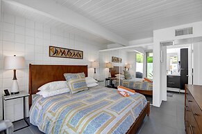 Palm Springs Contemporary Condo w/ Community Pool!