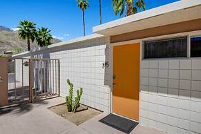 Palm Springs Contemporary Condo w/ Community Pool!