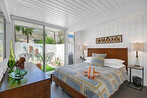 Palm Springs Contemporary Condo w/ Community Pool!