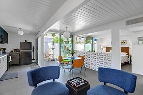 Palm Springs Contemporary Condo w/ Community Pool!