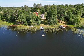 Family-friendly Lakefront Home With Deck!