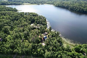 Family-friendly Lakefront Home With Deck!