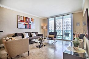 Ocean-view Balcony: Beachfront Hollywood Apt!