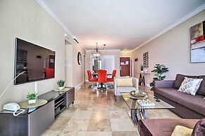 Ocean-view Balcony: Beachfront Hollywood Apt!