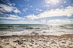 Ocean-view Balcony: Beachfront Hollywood Apt!