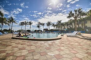 Ocean-view Balcony: Beachfront Hollywood Apt!