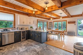 Private Pool & Screened Deck: Mashpee Home!