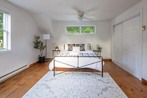 Private Pool & Screened Deck: Mashpee Home!