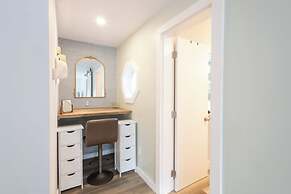 Private Pool & Screened Deck: Mashpee Home!