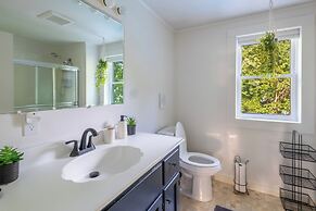 Private Pool & Screened Deck: Mashpee Home!