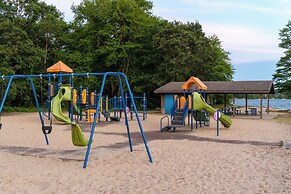 Private Pool & Screened Deck: Mashpee Home!