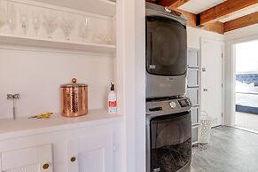 Private Pool & Screened Deck: Mashpee Home!