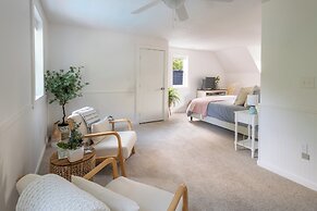 Private Pool & Screened Deck: Mashpee Home!