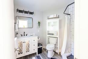 Private Pool & Screened Deck: Mashpee Home!